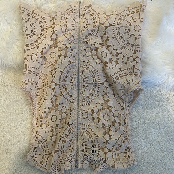 Crochet style high neck top in peach. Featuring a zipper in the back
Side S - Picture 2 of 4